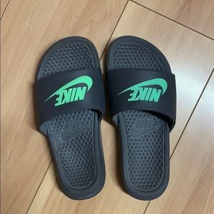 Nike Women Slides Sz6 (used)